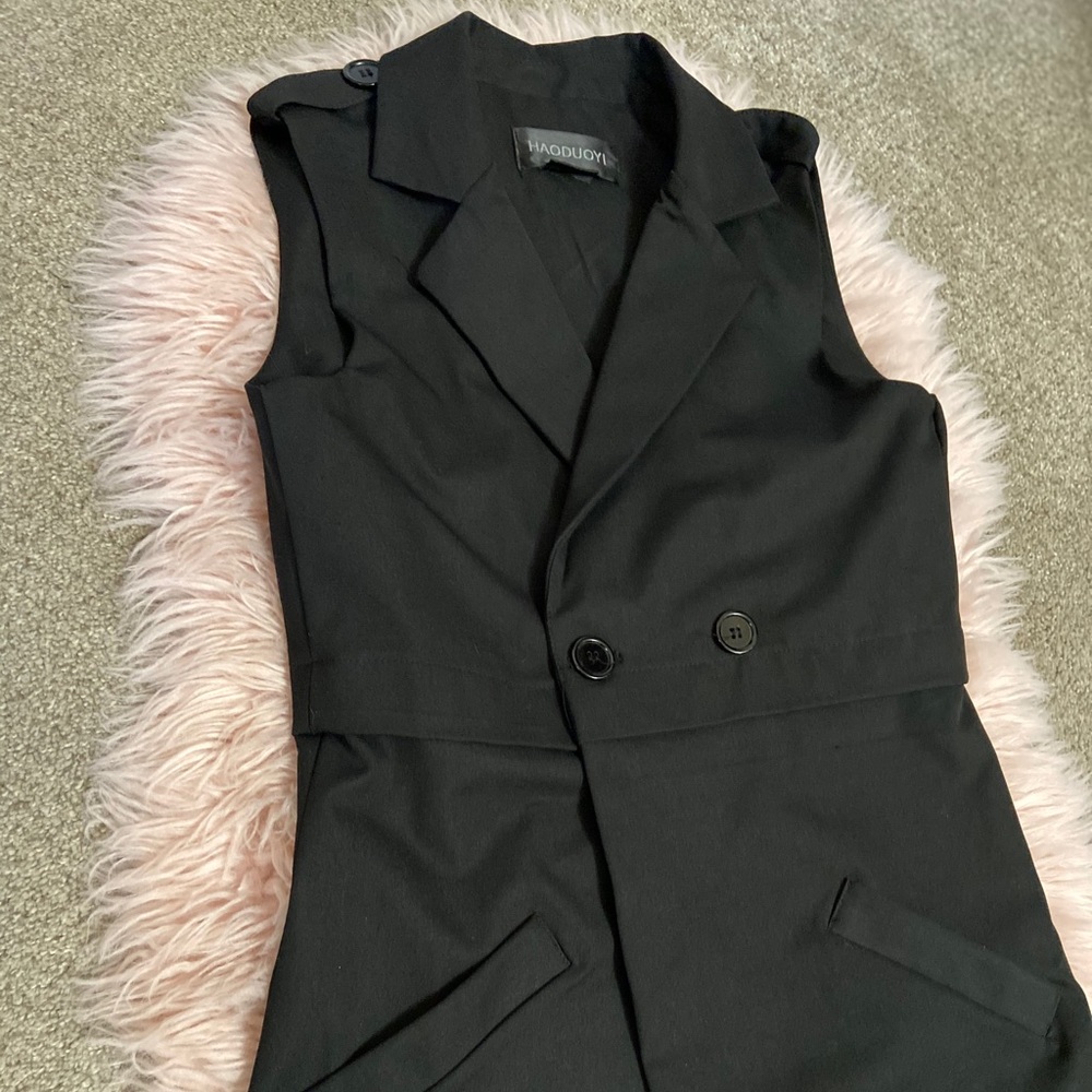 Floor-length, sleeveless trench coat  by HAODUOYI